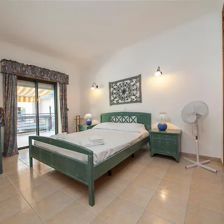 C03 - Avenue Backstreet Flat Apartment